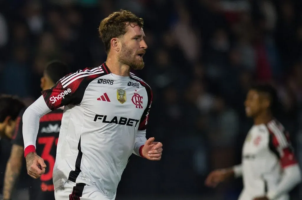 Leo Pereira, jogador do Flamengo, comemora seu gol durante partida contra o Bragantino no estadio Cicero De Souza Marques pelo campeonato Brasileiro A 2025. Foto: Anderson Romao/AGIF