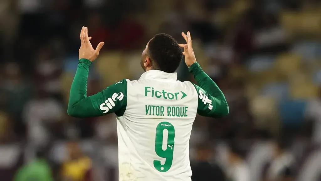 Vitor Roque comemora seu gol contra o Fluminense no Maracanã. (Foto: Cesar Greco/Palmeiras/by Canon)