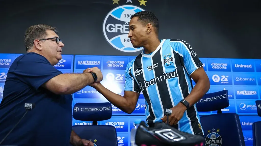Alexandre Rossato presente na apresentação de João Lucas. Foto: Lucas Uebel/Grêmio.
