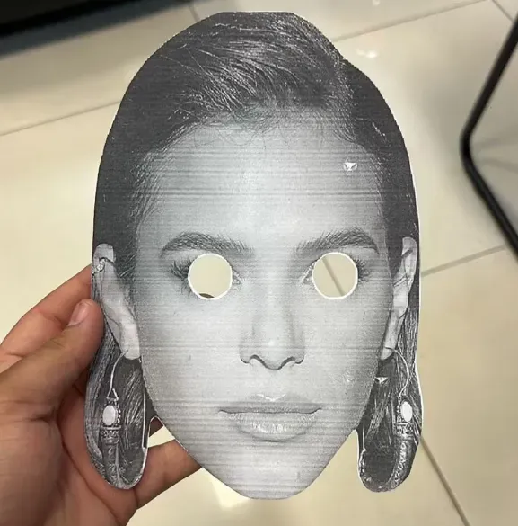 Modelo de máscara de Bruna Marquezine preparado por torcedores do Sport — Foto: Pedro Chianca