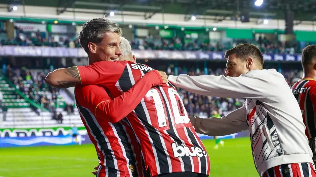 Luciano comemora seu gol com Ferreiradurante partida contra o Juventude Foto: Luiz Erbes/AGIF