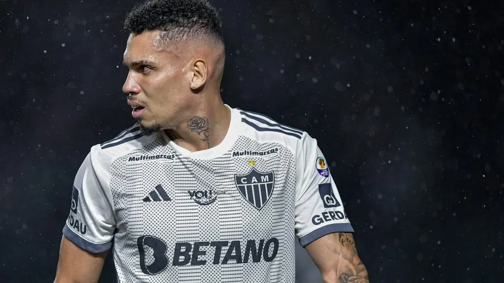 Paulinho durante partida. Foto: Thiago Ribeiro/AGIF