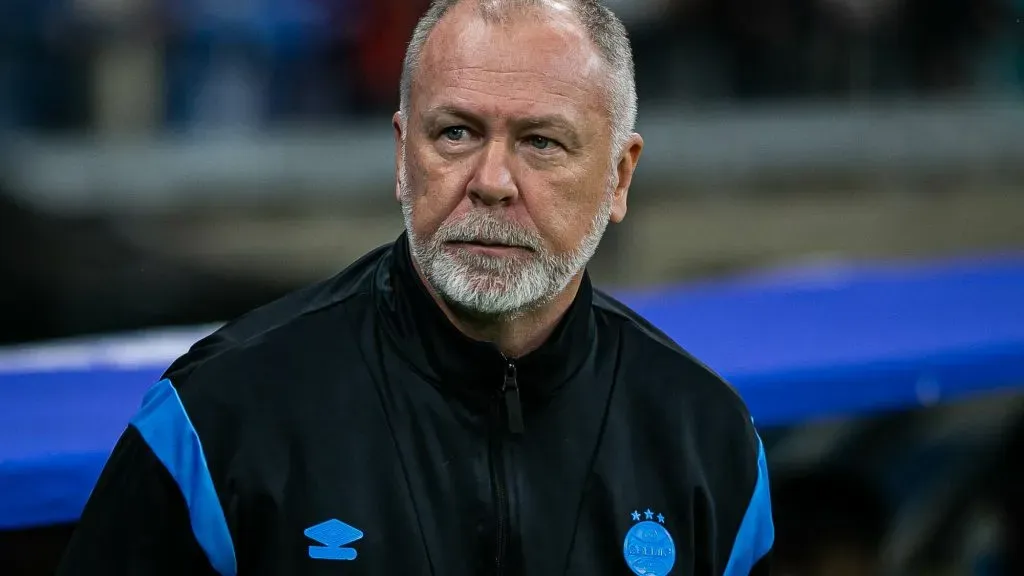 Mano Menezes durante partida. Foto: Fernando Moreno/AGIF