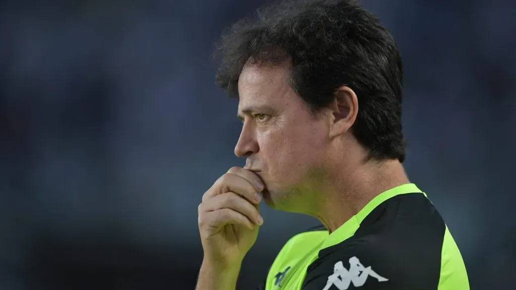 Fernando Diniz pensativo. Foto: Thiago Ribeiro/AGIF