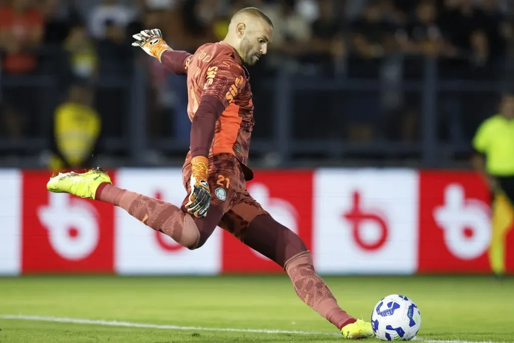 Weverton foi um dos destaques com uma defesa importante para o Palmeiras (Photo by Miguel Schincariol/Getty Images)