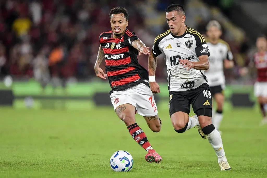 RJ – RIO DE JANEIRO – 27/07/2025 – BRASILEIRO A 2025, FLAMENGO X ATLETICO-MG – Allan jogador do Flamengo disputa lance com Cuello jogador do Atletico-MG durante partida no estadio Maracana pelo campeonato Brasileiro A 2025. Foto: Thiago Ribeiro/AGIF