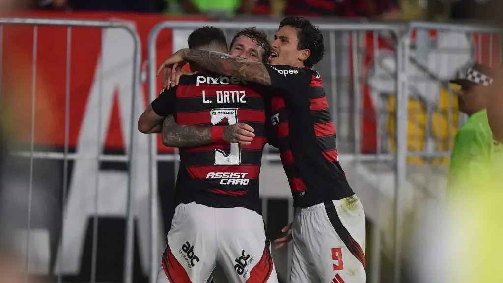 Jogadores do Rubro-Negro comemoram gol marcado. Foto: Thiago Ribeiro/AGIF.