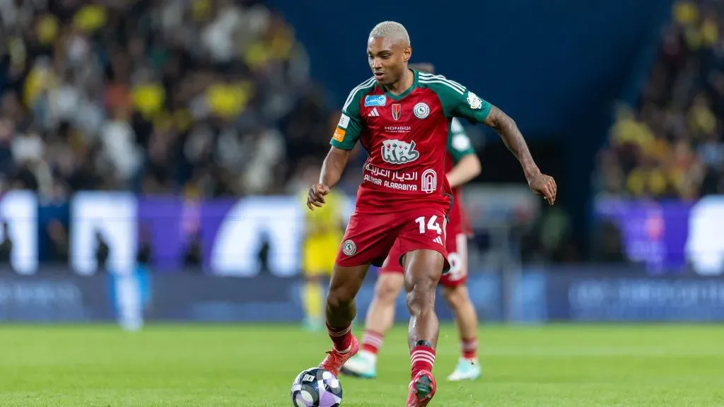 Vitinho pelo Al-Ettifaq. Foto: Abdullah Ahmed/Getty Images