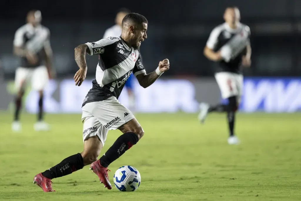 Philippe Coutinho, jogador do Vasco durante partida contra o Fortaleza no estadio Sao Januario pelo campeonato Brasileiro A 2025. Foto: Jorge Rodrigues/AGIF
