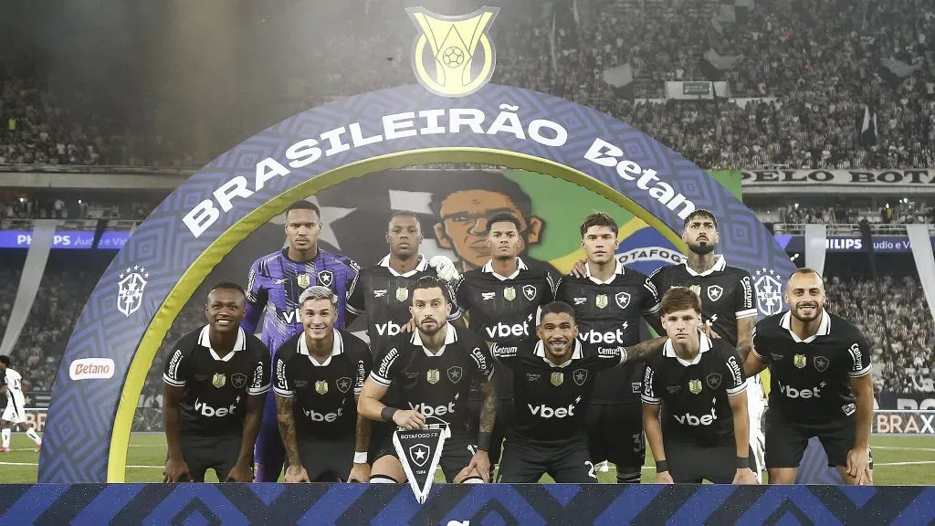 Jogadores do Botafogo em campo no Estádio Nilton Santos – Foto: Vitor Silva/Botafogo