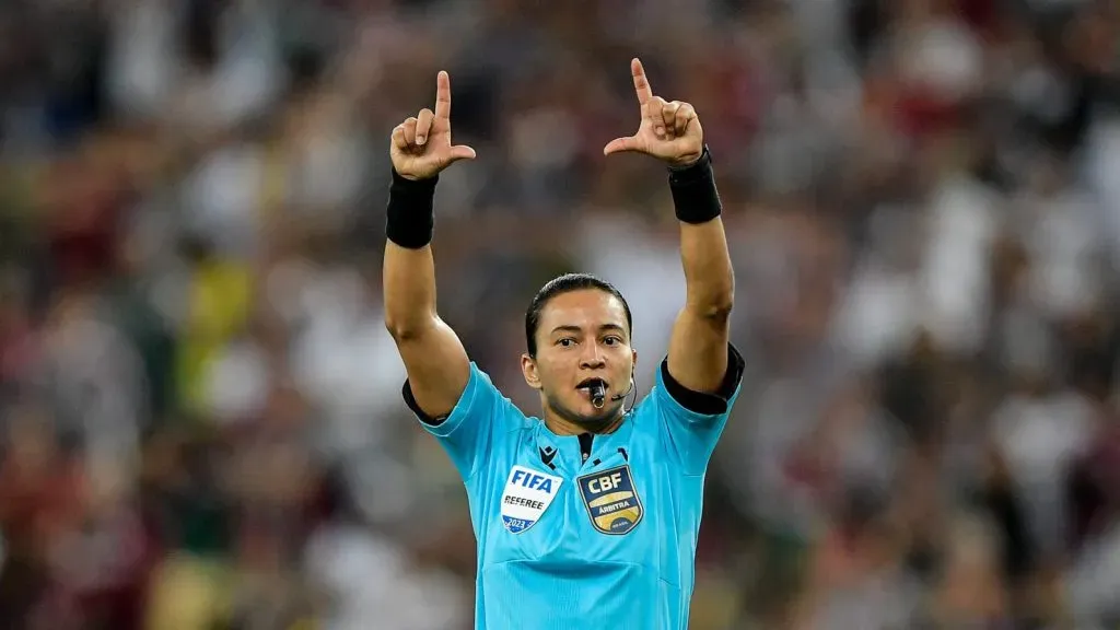 Edina Alves Batista apitando jogo pelo Brasileirão. Foto: Thiago Ribeiro/AGIF