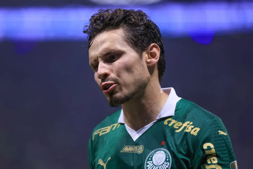 Raphael Veiga jogador do Palmeiras lamenta durante partida contra o Botafogo no estadio Arena Allianz Parque pelo campeonato Copa Libertadores 2024. Foto: Marcello Zambrana/AGIF