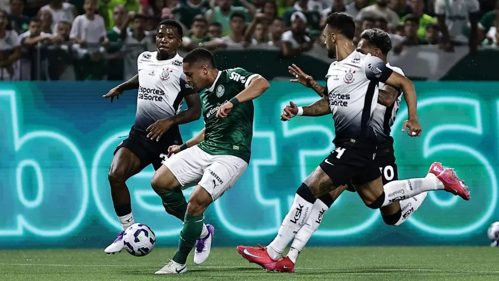 Vitor Roque em ação pelo Palmeiras no Dérbi contra o Corinthians – Foto: Fabio Giannelli/AGIF