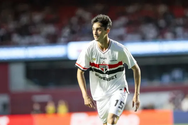 Rodriguinho, jogador do Sao Paulo durante partida contra o Fluminense no estadio Morumbi pelo campeonato Brasileiro A 2025. Foto: Marco Miatelo/AGIF