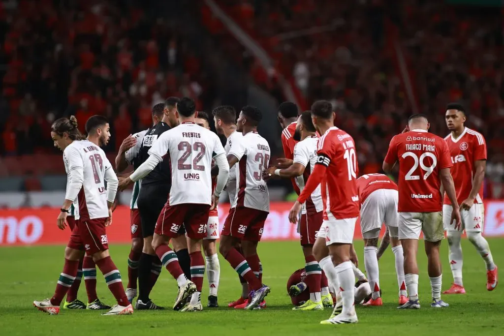 RS – PORTO ALEGRE – 30/07/2025 – COPA DO BRASIL 2025, INTERNACIONAL X FLUMINENSE – Tumulto entre jogadores do Internacional e jogadores do Fluminense durante partida no estadio Beira-Rio pelo campeonato Copa Do Brasil 2025. Foto: Maxi Franzoi/AGIF