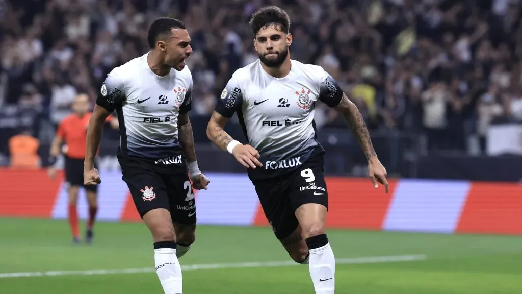 Yuri Alberto jogador do Corinthians comemora seu gol com Matheuzinho jogador da sua equipe durante partida contra o Grêmio no estádio Arena Corinthians pelo campeonato Brasileiro A 2024. Foto: Marcello Zambrana/AGIF