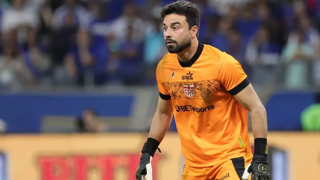 Matheus Albino goleiro do CRB durante partida contra o Cruzeiro no estadio Mineirao pelo campeonato Copa Do Brasil 2025. Foto: Gilson Lobo/AGIF