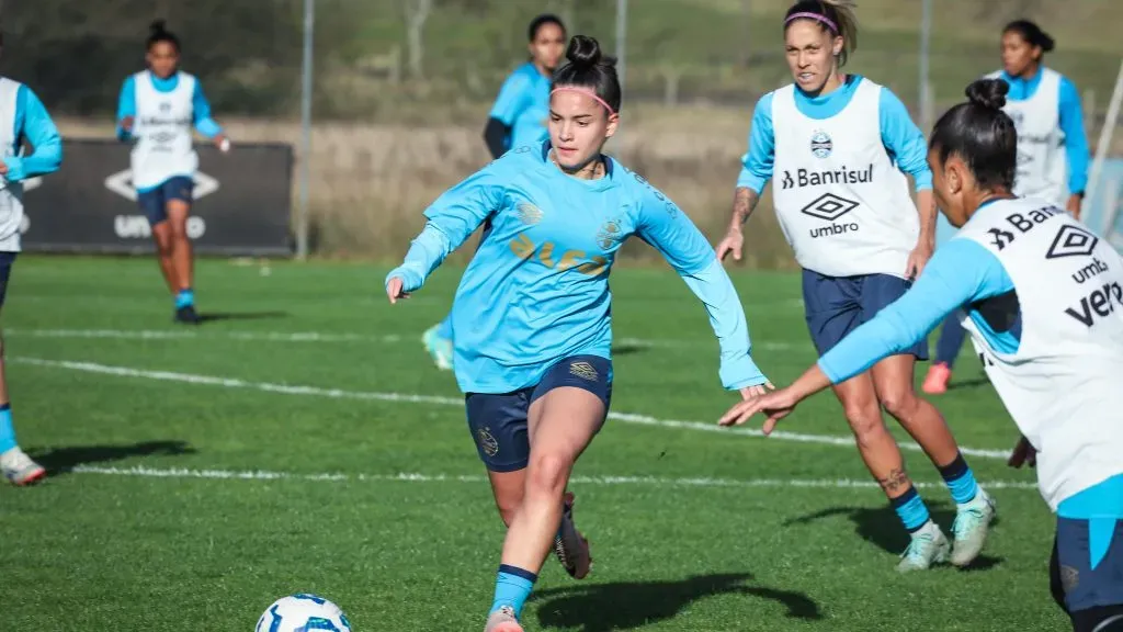 Elenco feminino do Grêmio em treinamento