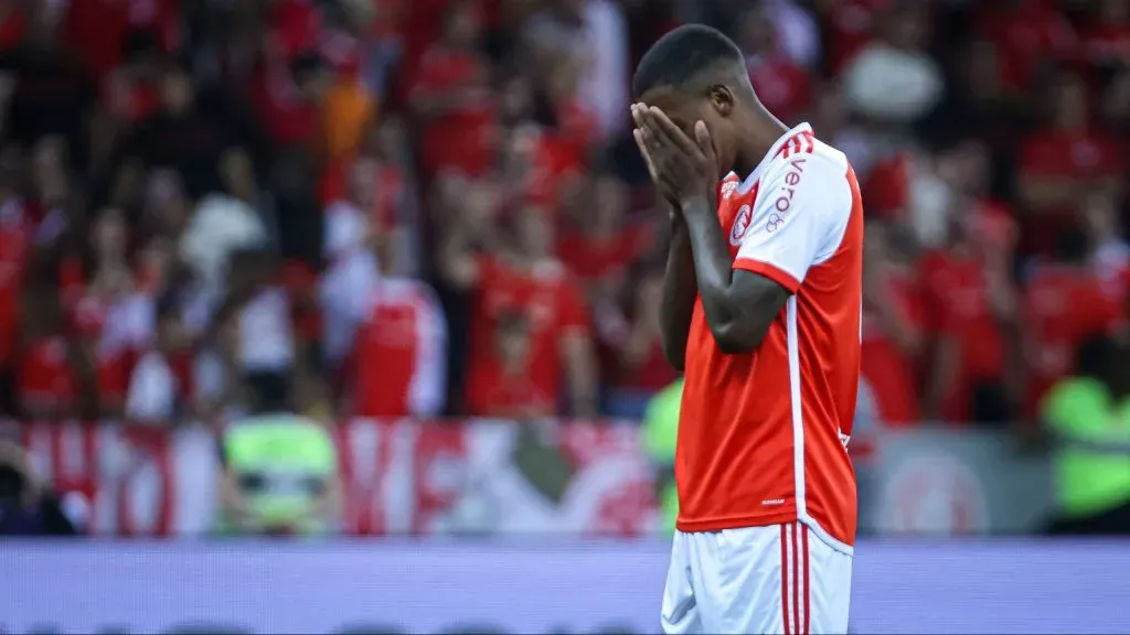 Robert Renan jogador do Internacional lamenta cobranca de penalti perdida em decisao durante partida contra o Juventude no estadio Beira-Rio pelo campeonato Gaucho 2024. Foto: Maxi Franzoi/AGIF