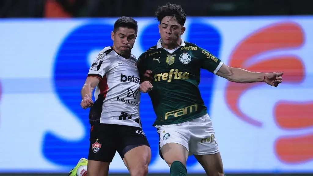 Giay jogador do Palmeiras disputa lance com Osvaldo jogador do Vitoria durante partida no estadio Arena Allianz Parque pelo campeonato Brasileiro A 2024. Foto: Ettore Chiereguini/AGIF