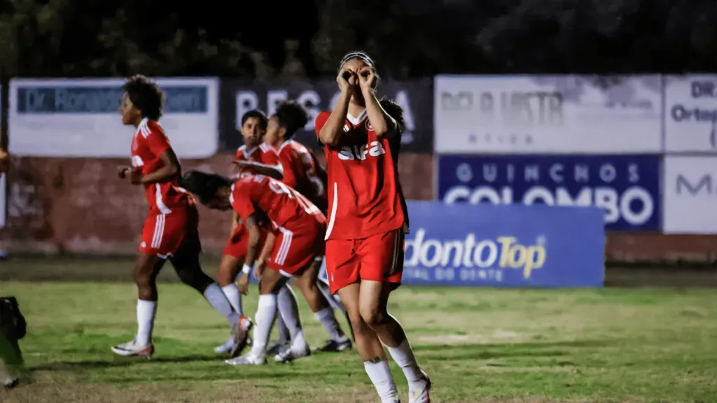 Jogadora do Internacional comemora gol no Gauchão Feminino