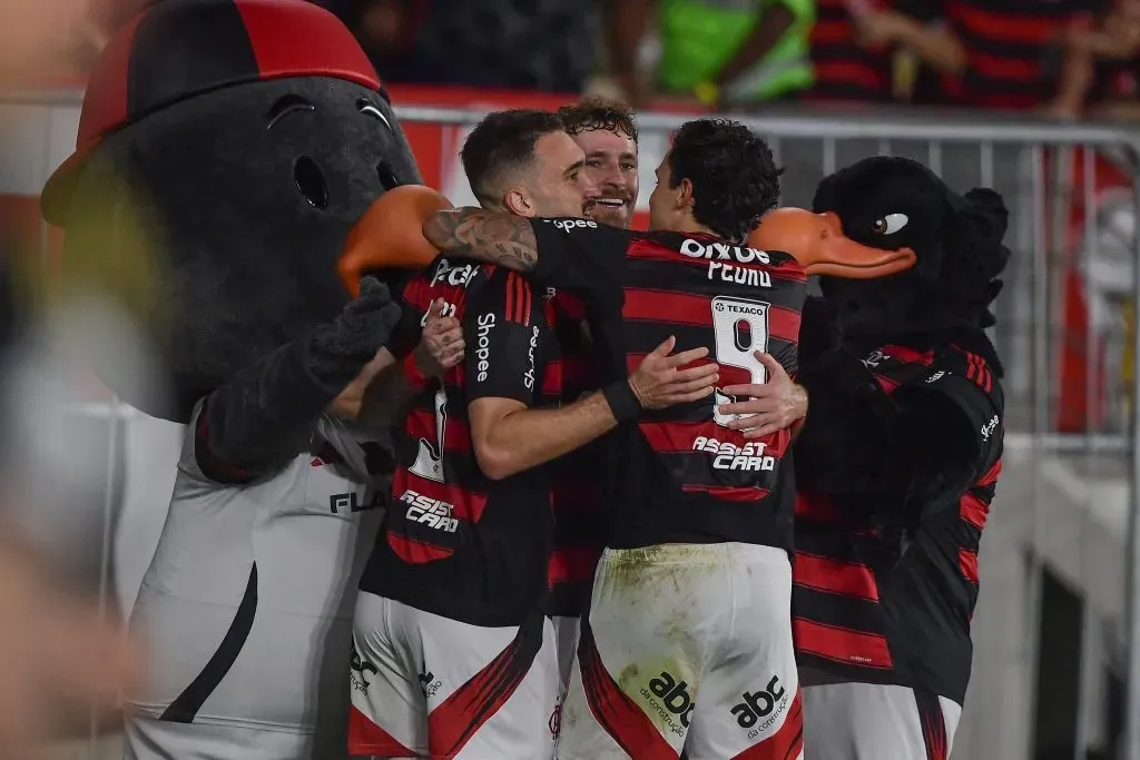 Jogador do Flamengo comemora seu gol com jogadores do seu time durante partida contra o Atletico-MG – Foto: Thiago Ribeiro/AGIF