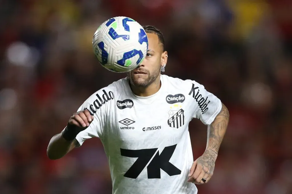 Neymar jogador do Santos durante a partida entre Sport e Santos no Estadio da Ilha do Retiro em Recife (PE), pelo campeonato brasileiro Serie A. Foto: Marlon Costa/AGIF