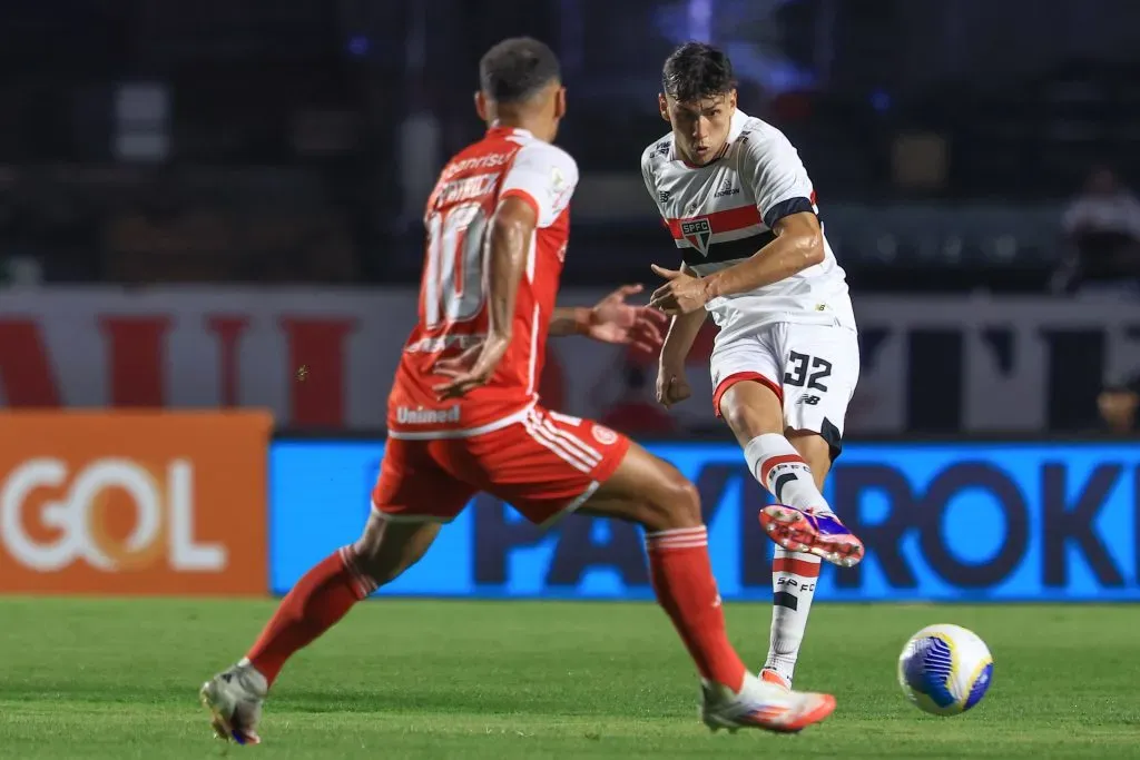 Bobadilla jogador do São Paulo disputa lance com Alan Patrick jogador do Internacional – Foto: Marcello Zambrana/AGIF