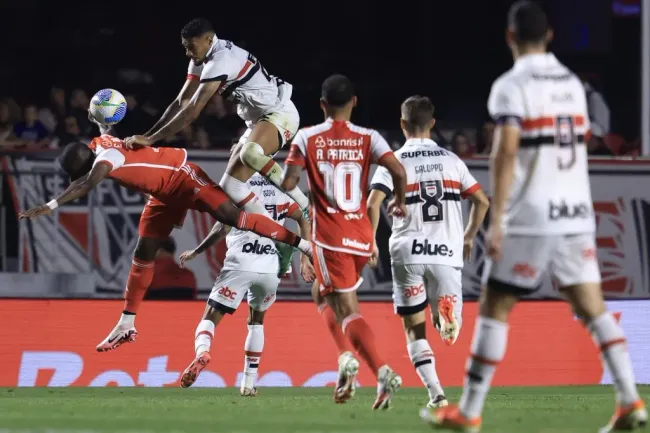 Jogador do São Paulo durante partida contra o Internacional – Foto: Marcello Zambrana/AGIF