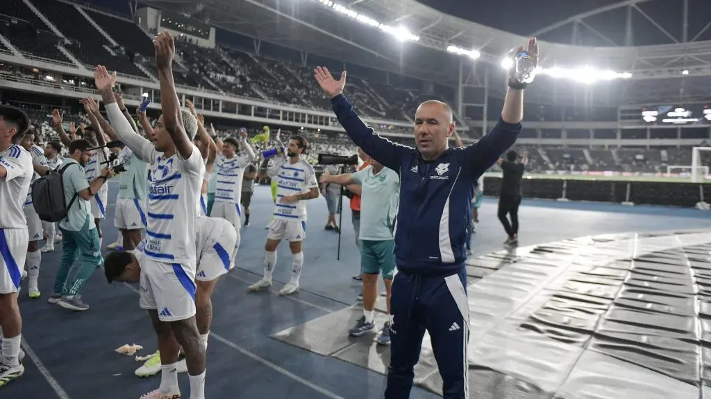 Leonardo Jardim comemora vitória e saúda a torcida do Cruzeiro no Estádio Nilton Santos, ao lado do elenco Celeste. Foto: Thiago Ribeiro/AGIF