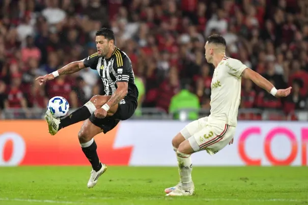 Hulk em ação contra o Flamengo, no primeiro jogo da Copa Betano do Brasil – Foto: Thiago Ribeiro/AGIF