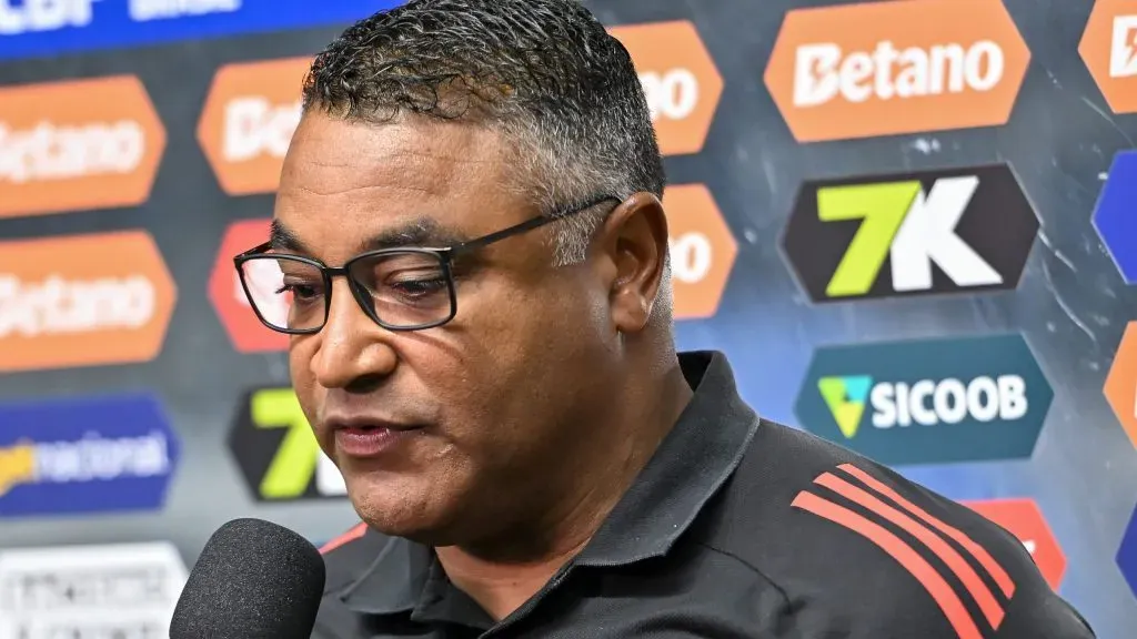Roger Machado em entrevista após partida. Foto: Jota Erre/AGIF