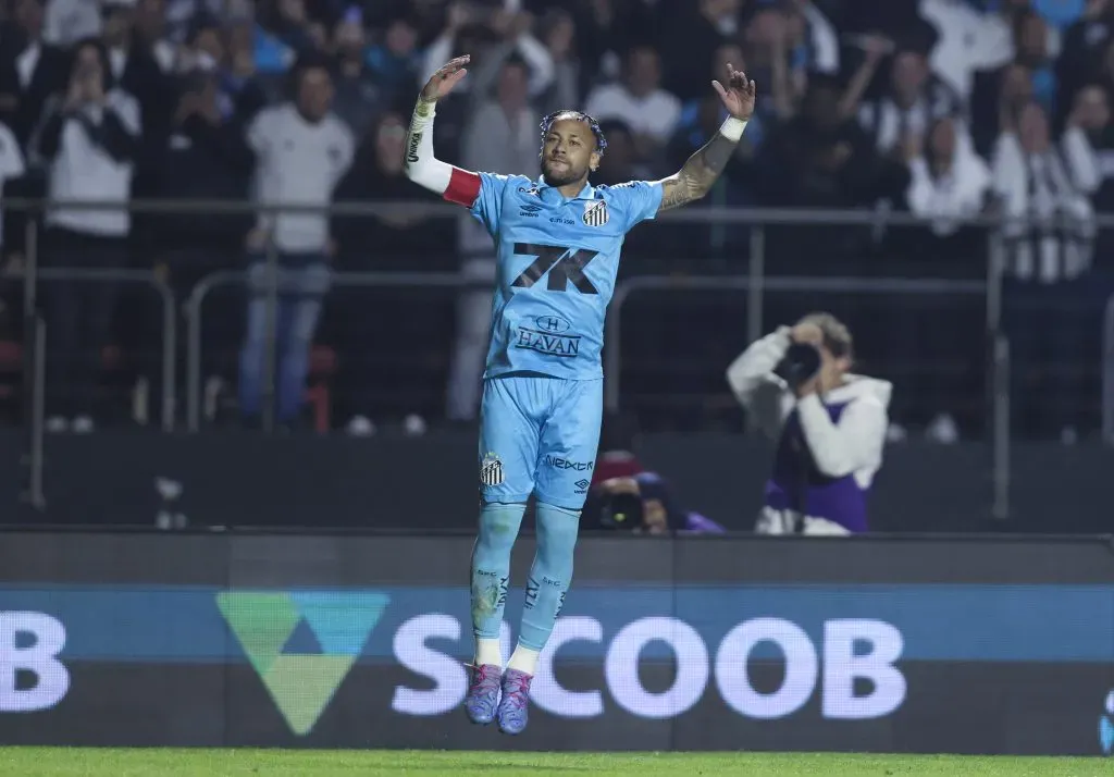 Neymar, atacante do Santos comemorando gol contra o Juventude, pelo Brasileirão Betano – Foto: Alexandre Schneider/Getty Images