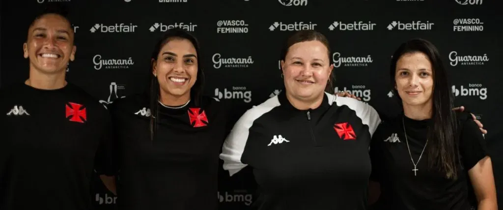 Treinadora do Vasco Verônica Coutinho e as atletas Juh Morais, Lourdes e Renata