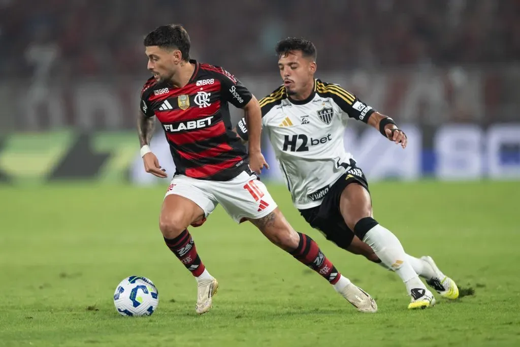 Arrascaeta jogador do Flamengo disputa lance com Gabriel Menino jogador do Atletico-MG – Foto: Jorge Rodrigues/AGIF