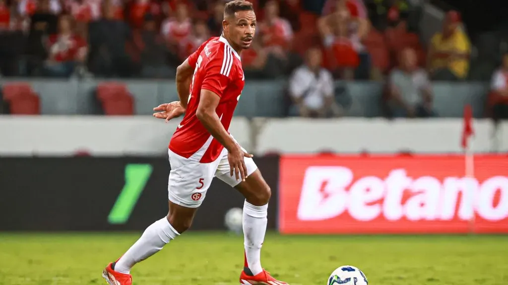 Volante do Internacional, Fernando em contrato até dezembro de 2025 – Foto: Maxi Franzoi/AGIF