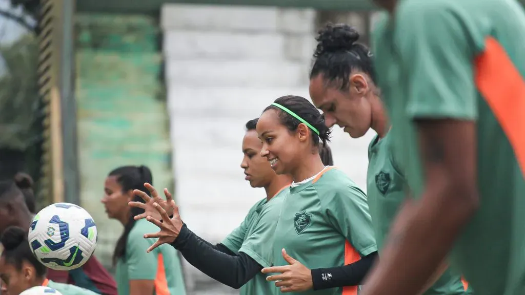 Elenco feminino do Fluminense treina no CT