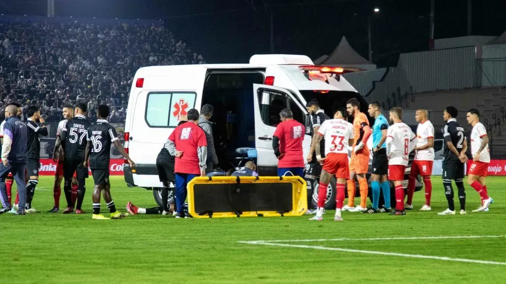 Marlon Freitas deixou o gramado de ambulância – Foto: Joisel Amaral/AGIF