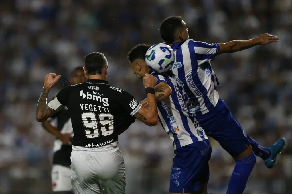 Lance envolvendo o jogo de ida. Foto: Marlon Costa/AGIF