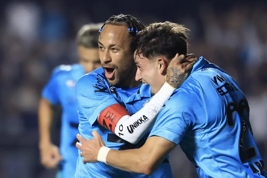 Neymar e Barreal comemorando gol pelo Alvinegro Praiano. Foto: Marcello Zambrana/AGIF