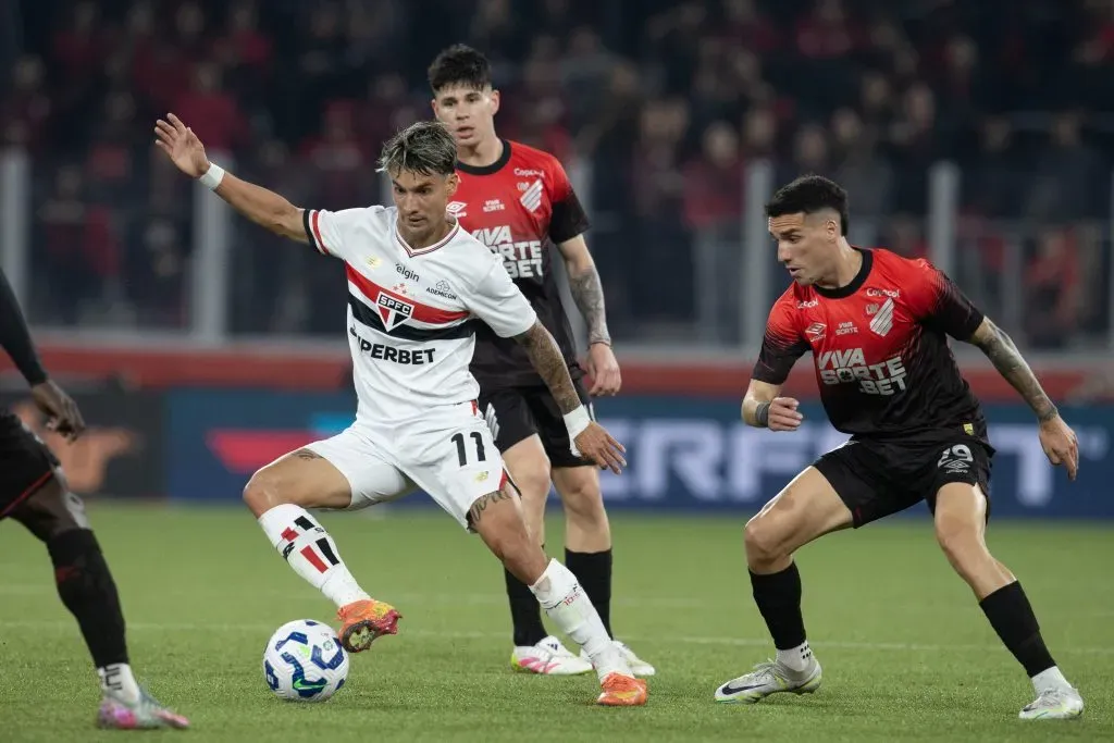 PR – CURITIBA – 06/08/2025 – COPA DO BRASIL 2025, ATHLETICO-PR X SAO PAULO – Benavidez e Zapelli jogadores do Athletico-PR disputa lance com Ferreira jogador do Sao Paulo durante partida no estadio Arena da Baixada pelo campeonato Copa Do Brasil 2025. Foto: Hedeson Alves/AGIF
