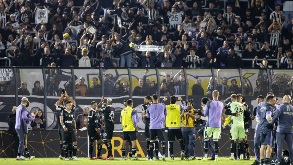 Elenco do Botafogo comemorando a classificação em Bragança Paulista – Foto: Joisel Amaral/AGIF