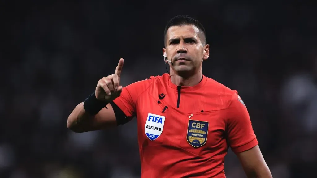 Árbitro no jogo do São Paulo. Foto: Ettore Chiereguini/AGIF