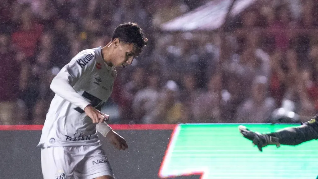 Gabriel Bontempo jogador do Santos durante partida contra o Sport no estadio Ilha do Retiro pelo campeonato Brasileiro A 2025. Foto: Rafael Vieira/AGIF