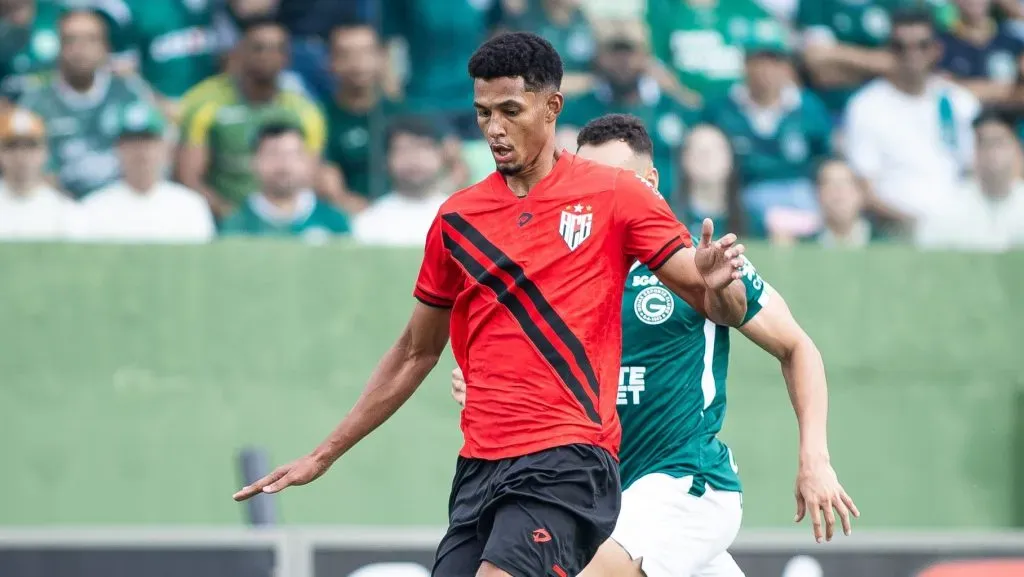 Alix jogador do Atletico-GO durante partida contra o Goias no estadio Serrinha pelo campeonato Goiano 2025. Foto: Isabela Azine/AGIF