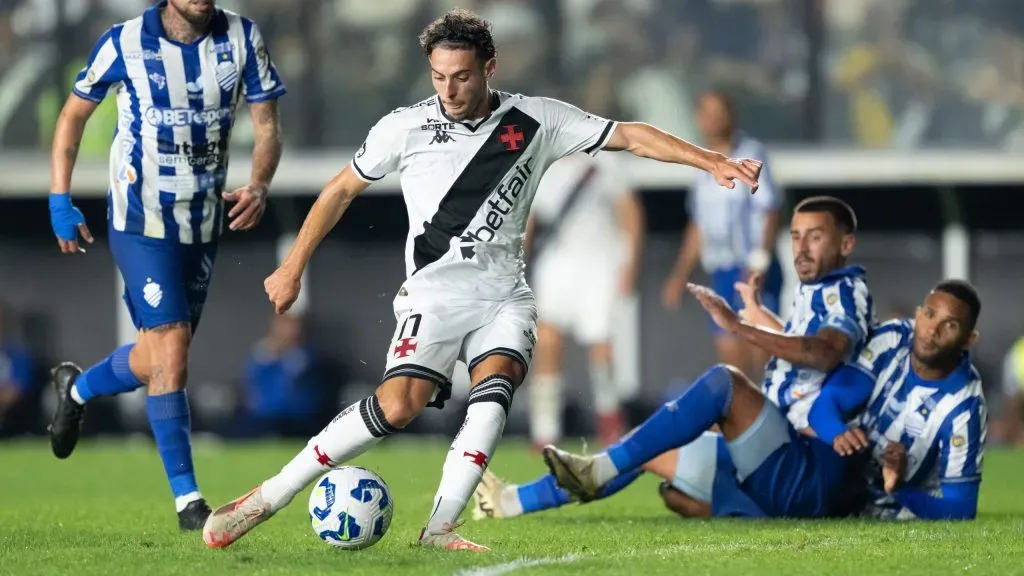 Nuno Moreira jogador do Vasco durante partida contra o CSA no estadio Sao Januario pelo campeonato Copa Do Brasil 2025. Foto: Jorge Rodrigues/AGIF