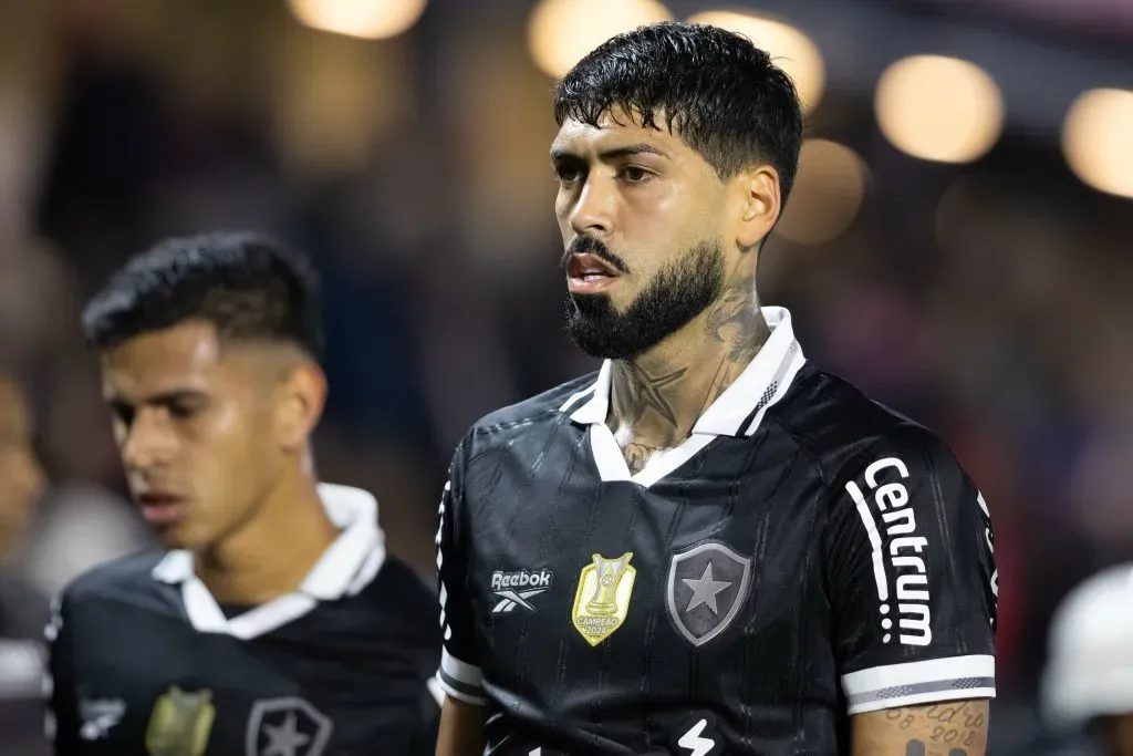 SP – BRAGANCA PAULISTA – 06/08/2025 – COPA DO BRASIL 2025, BRAGANTINO X BOTAFOGO – Alexander Barboza jogador do Botafogo lamenta durante partida contra o Bragantino no estadio Cicero De Souza Marques pelo campeonato Copa Do Brasil 2025. Foto: Joisel Amaral/AGIF