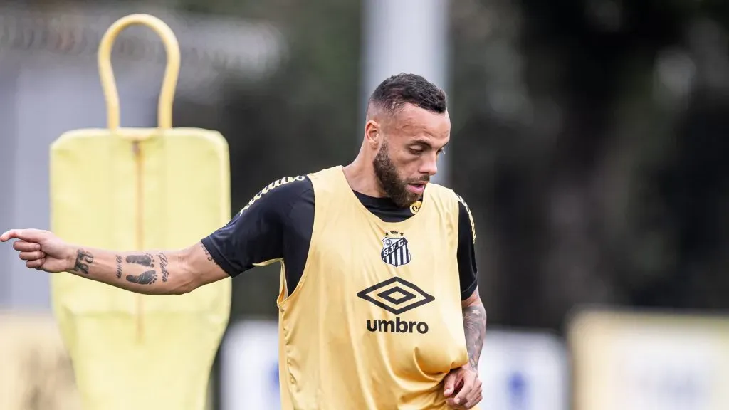 Guilherme em treinamento com bola. Foto: Raul Baretta/ Santos FC.