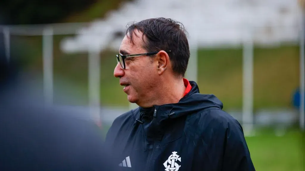 Maurício Salgado treinador do Internacional em treinamento