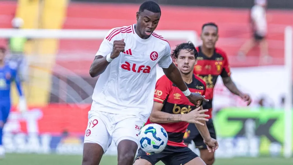 Ricardo Mathias jogador do Internacional durante partida contra o Sport no estadio Ilha do Retiro pelo campeonato Brasileiro A 2025. Foto: Rafael Vieira/AGIF